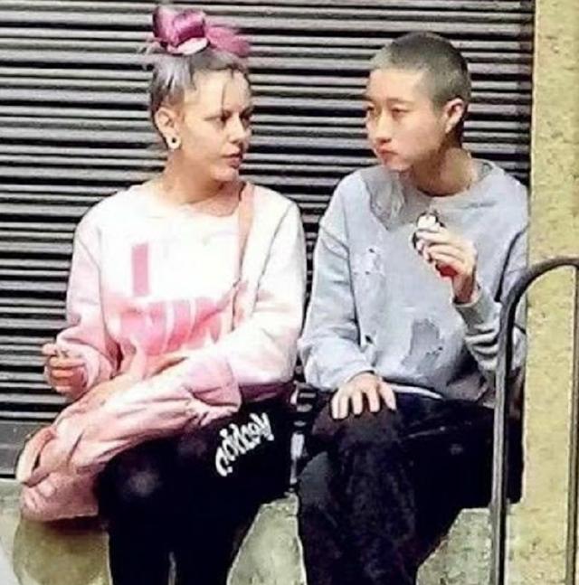 同樣是成龍的孩子，為啥房祖名坐擁220億財產，小龍女卻淪落街頭 娛樂八卦吃瓜 第25张