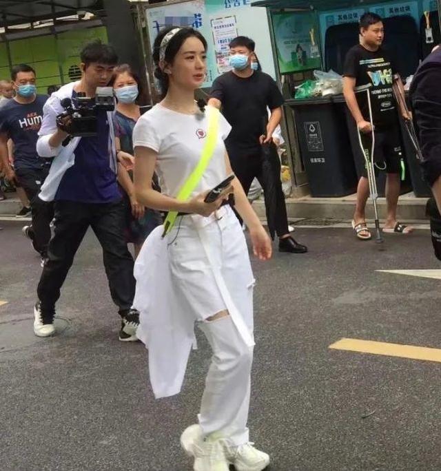 趙麗穎生娃後美出新高度！穿一身白色錄節目，身材出眾氣質驚艷 娛樂八卦吃瓜 第3张
