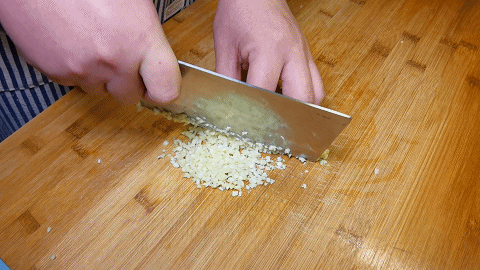 娃娃菜跟粉丝怎么做的，加入蒜蓉和粉丝