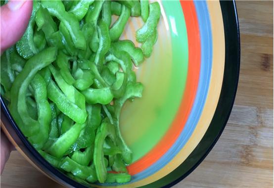 苦瓜怎么做不苦，苦瓜要怎么做才不苦而且还脆（学会了夏天隔三岔五吃）