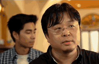 薇娅穿过的衣服，戴两枚戒指笑容灿烂