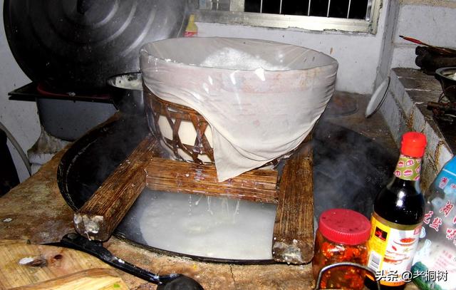 油豆腐的制作技术，油豆腐怎么做才不会老（大叔家的客家菜：自制油豆腐）
