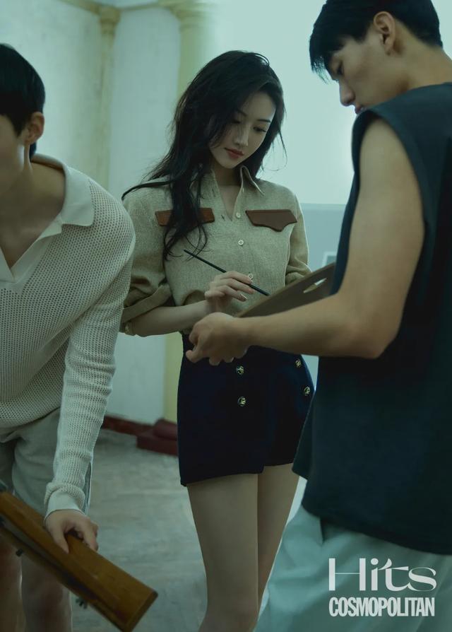 李宇春女装图片，李宇春穿搭卫衣（时尚大片红黑榜）