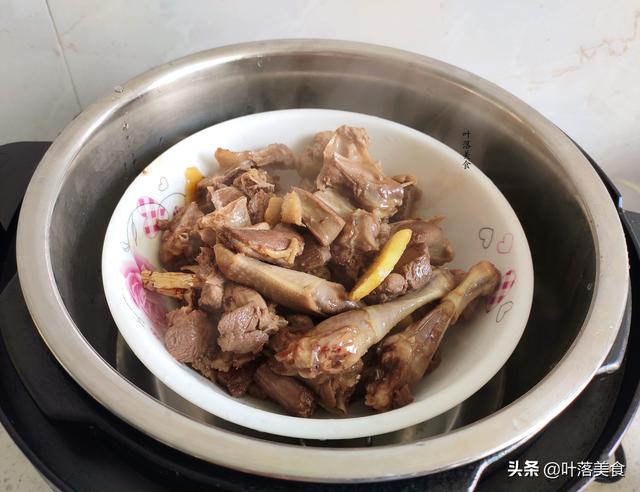 鸽子汤怎么炖最营养，鸽子怎么炖汤最有营养（炖鸽子汤需要焯水吗）