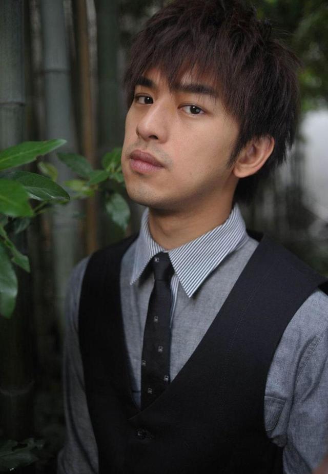 陈柏霖与绯闻女友曾坚称只是朋友，陈柏霖为绯闻女友庆生