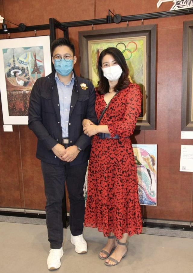 郭晶晶穿旗袍式上衣出席活動，蕾絲面料顯典雅，越來越像闊太太 娛樂八卦吃瓜 第8张