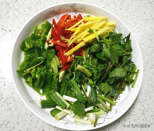 猪腰子怎么炒好吃，怎么爆炒猪腰好吃（去腥去膻还滑嫩）