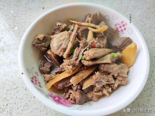 鸽子汤怎么炖最营养，鸽子怎么炖汤最有营养（炖鸽子汤需要焯水吗）