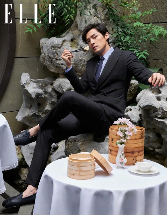 李宇春女装图片，李宇春穿搭卫衣（时尚大片红黑榜）