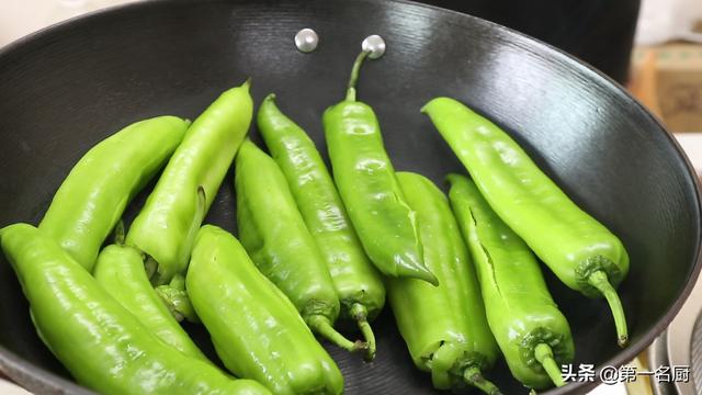 虎皮辣椒怎么做，虎皮辣椒的简易做法