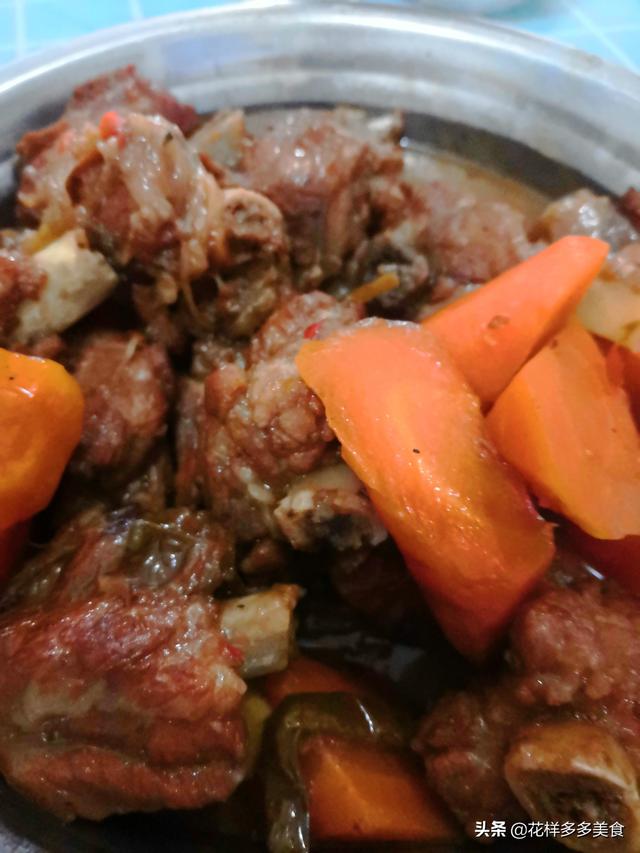 正宗胡萝卜烧排骨的做法，适合全家的排骨烧红萝卜