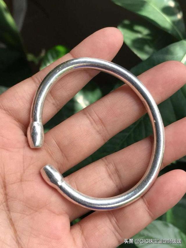 什么银手镯最好，现在流行什么款式的银手镯好看