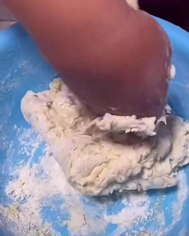 膨松剂炸油条配方，复合膨松剂制作油条方法（做出跟市面一样金黄松软油条）