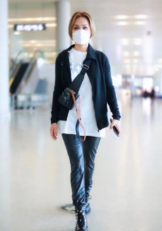 48歲寧靜真養生！三伏天穿毛衣走機場，亮黃褲子配螢光鞋太吸睛 娛樂八卦吃瓜 第8张
