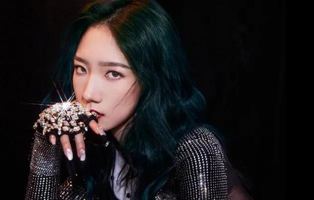奶奶灰头发图片女，奶奶灰挂耳染发短发lisa同款