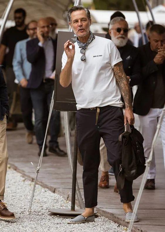 男士牛仔裤基本款，穿牛仔裤避免“太花俏”