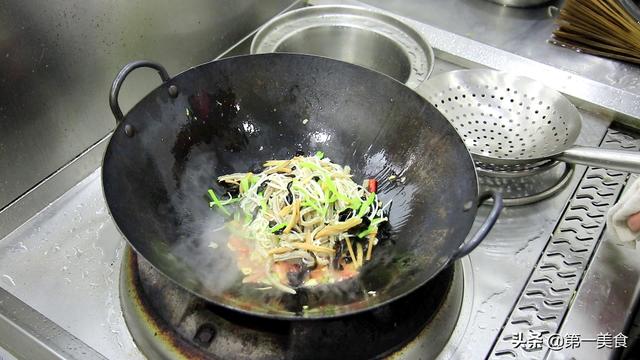 老式酸辣肚丝汤做法，大厨教你天冷该喝什么