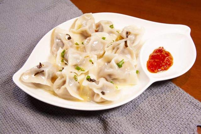 青椒馅饺子的做法，家常青椒肉饺子馅的做法（秋天遇见这菜）