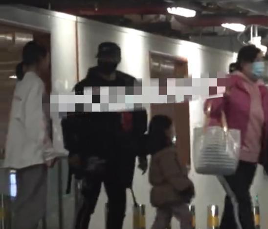 章子怡一家四口同框超有爱，章子怡带两女儿探班汪峰演唱会