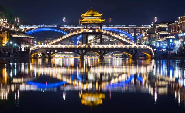 芙蓉古镇网红景区，邂逅吊脚楼，来碗米豆腐