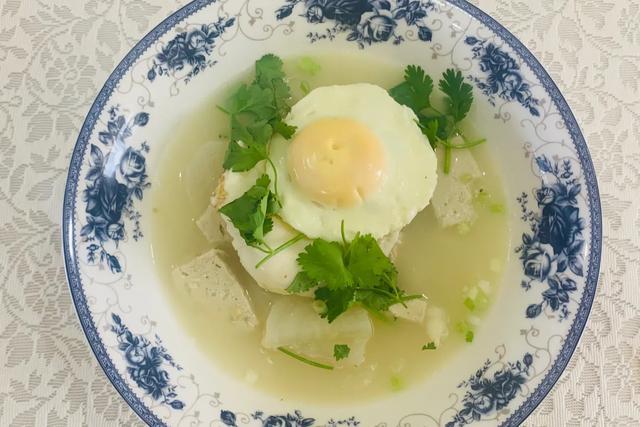 煎蛋汤详细做法，大师家里做的水煎蛋炖汤