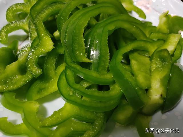 泡腐竹时用这招3分钟就能泡发，炒腐竹我从不用清水泡