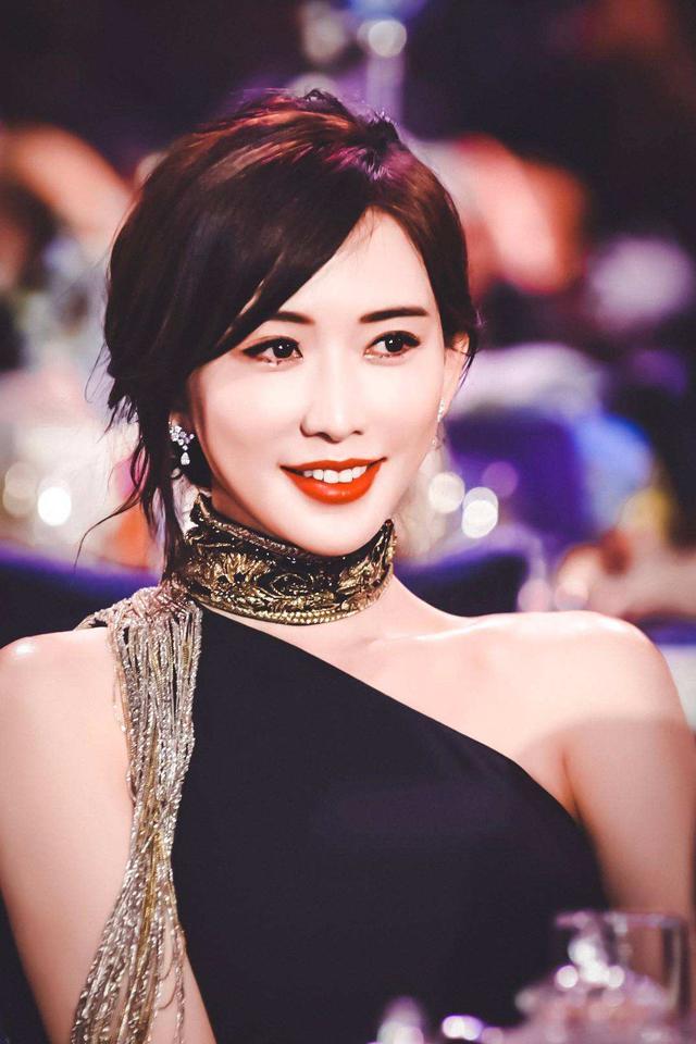 林志玲出席活动被老板抱，表情奇怪被当做“强颜欢笑”