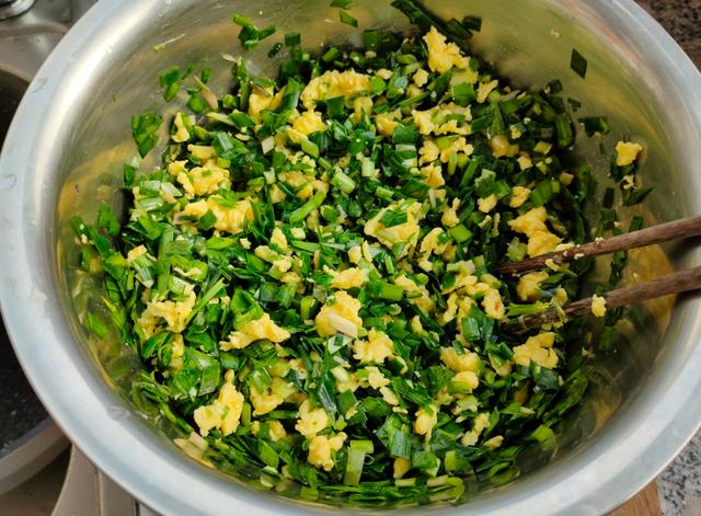 鸡蛋韭菜馅怎么调，怎样调韭菜鸡蛋馅好吃放调料（调料宜少不宜多）