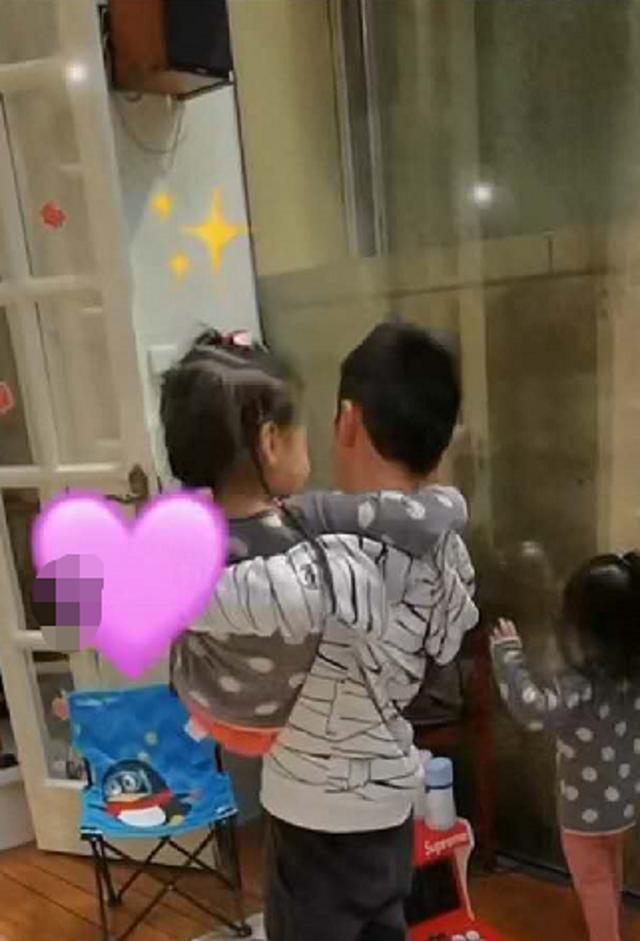 杨云晒三宝贝近照，10岁杨阳洋公主抱妹妹