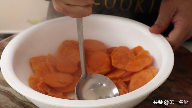 红薯饼的家常做法，做红薯饼的方法简单又好吃（红薯饼怎样做才能软糯可口香甜拉丝）