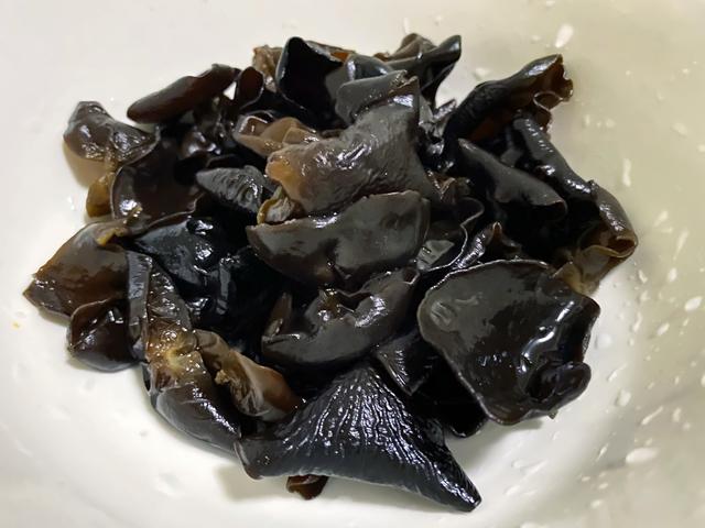 凉拌木耳洋葱做法简单清爽开胃，秋日必备爽口小菜