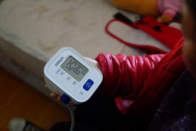 欧姆龙血压计哪款好，欧姆龙电子血压计哪款适合家用（欧姆龙、鱼跃、健之康等25款样品综合表现突出）