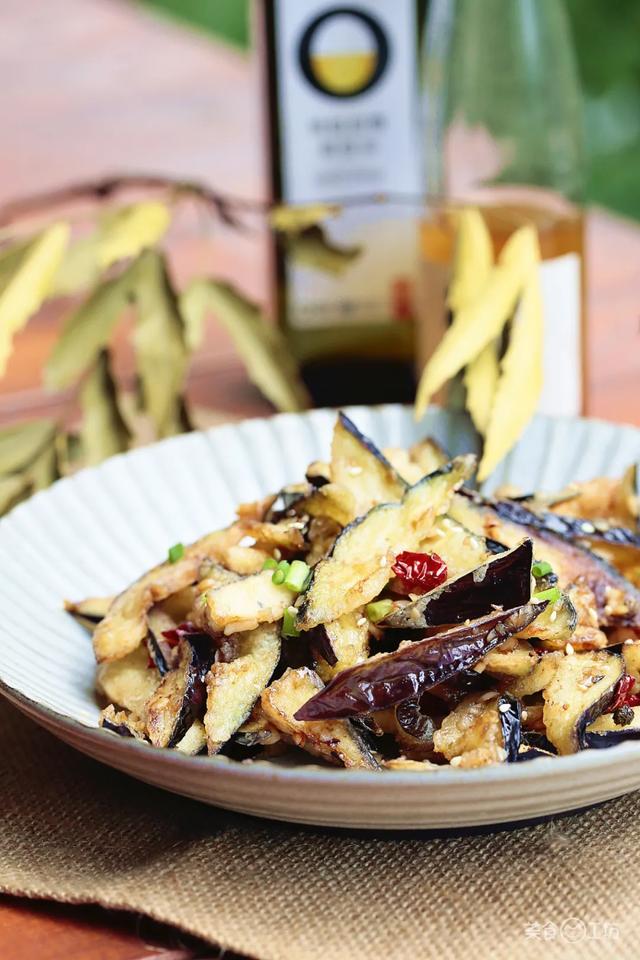 炸茄子简单酥脆好吃不吸油，炸茄子多3步外酥里嫩