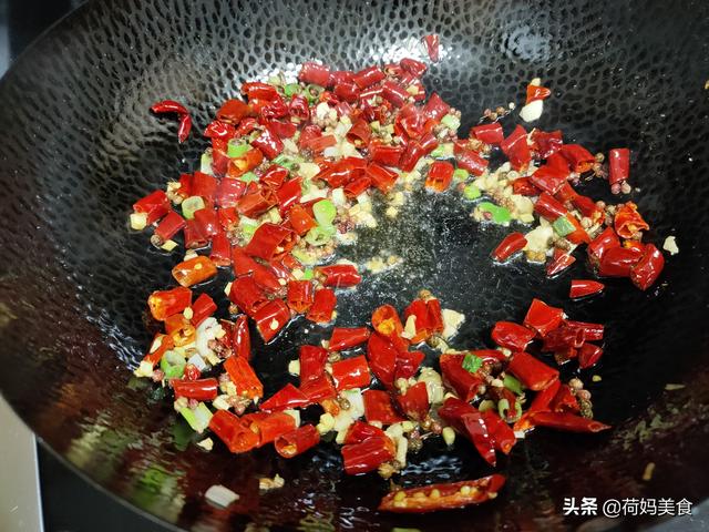 辣子鸡丁的家常做法，辣子鸡最正宗的做法不辣不柴（厨师长教你做家常辣子鸡丁）