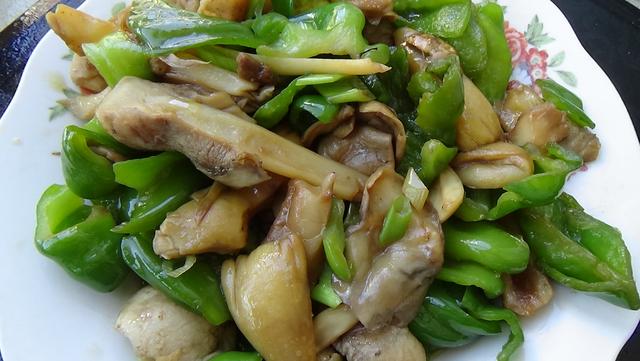 红色的有毒蘑菇有哪几种，颜色鲜艳的蘑菇就是有毒的吗