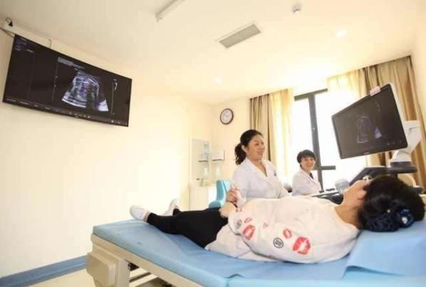 杨振宁多少岁和翁帆结婚，28岁翁帆和82岁杨振宁