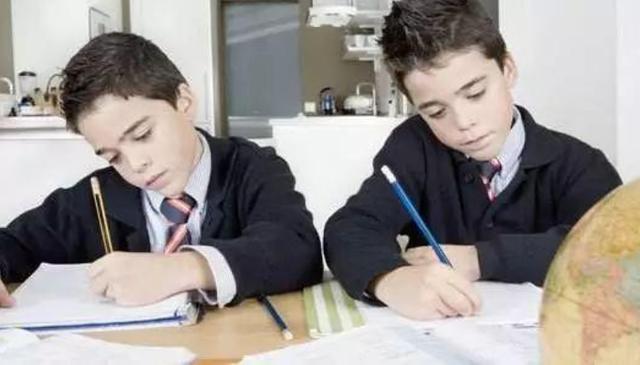 左撇子的孩子更聪明，孩子左撇子需要矫正吗