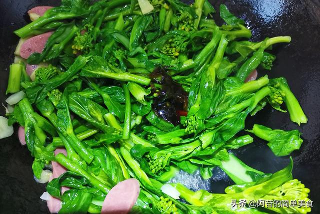 油菜苔炒着吃很下饭，油菜苔快炒火腿片