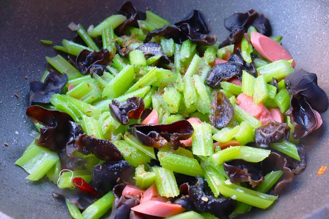 芹菜木耳做法大全家常窍门，芹菜和木耳搭配
