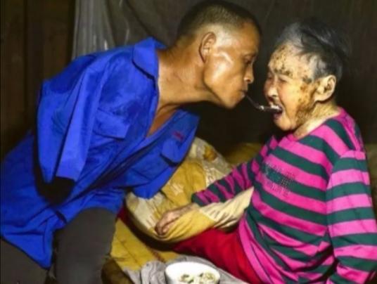 陈星银颁奖典礼，含勺喂母感天动地