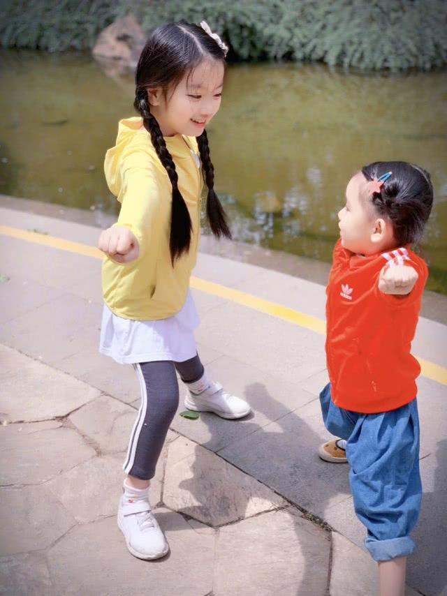 萌娃阿拉蕾曬照！與妹妹穿蓬鬆連衣裙拍寫真，網友：和小時一樣萌 娛樂八卦吃瓜 第8张