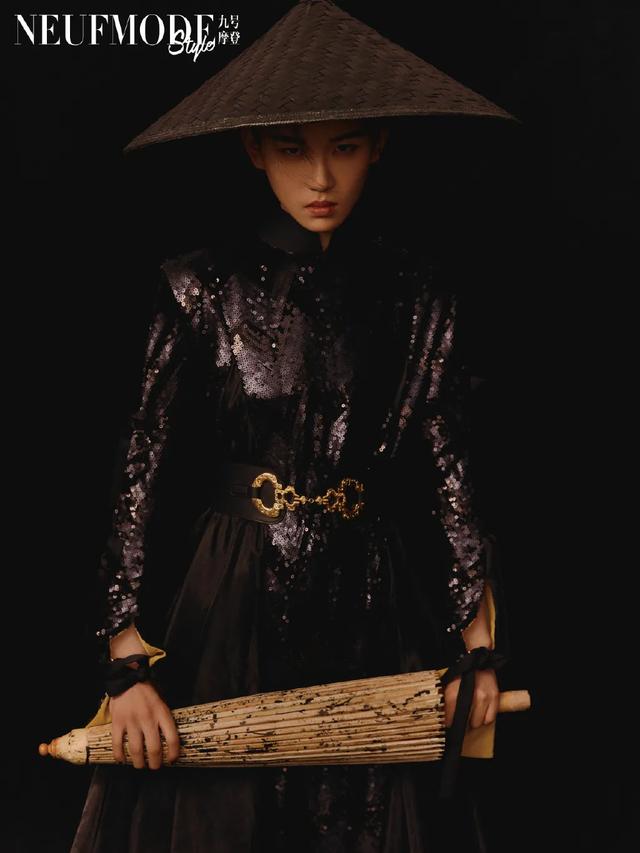 李宇春女装图片，李宇春穿搭卫衣（时尚大片红黑榜）