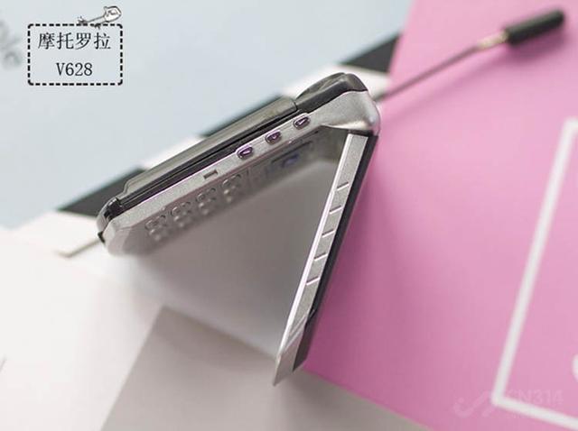 摩托罗拉旋转手机，摩托罗拉v 3翻盖手机（摩托罗拉V系列老机型盘点）