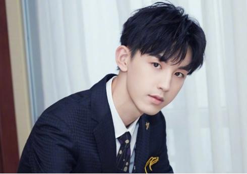 圆脸三七分纹理烫男发型，越来越多男士这样剪