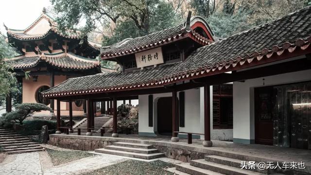 天下闻名岳麓书院，千年岳麓书院背靠麓山