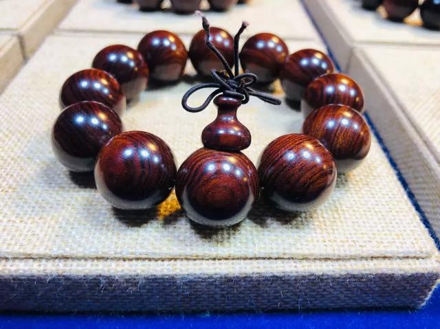 西双版纳江边夜市，西双版纳最火爆的夜市（到西双版纳一定要知道的五件事）