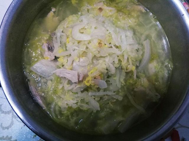 酸菜五花肉的做法，酸菜炖五花肉最简单家常做法（厨师长教你在家做五花肉炖酸菜）