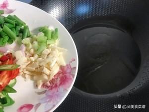 家常腐竹炒肉丝的做法，简单易学—尖椒腐竹炒肉丝