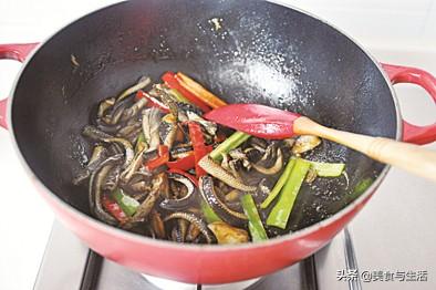 用蒜子来烧黄鳝，蒜烧黄鳝