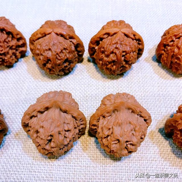 文玩核桃拿到手怎么盘着挺讲究，文玩核桃应该怎么玩